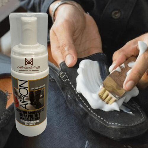 Prodotto Eco, detergente a schiuma per tutti i tipi di pelle e tessuto, senza solventi. Agitare prima dell’uso, erogare e strofinare con un panno in microfibra. Formato da 150 ml, peso 200g